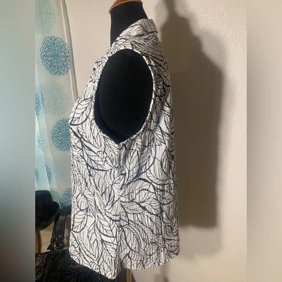 Croft & Barrow blouse shirt top sleeveless button down, leaf print fabric - Picture 3 of 10